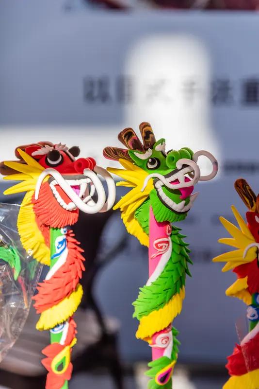 非遗文化价值可太多了。历史价值方面，它像一本本生动史书，像古老民间传说，记录着先