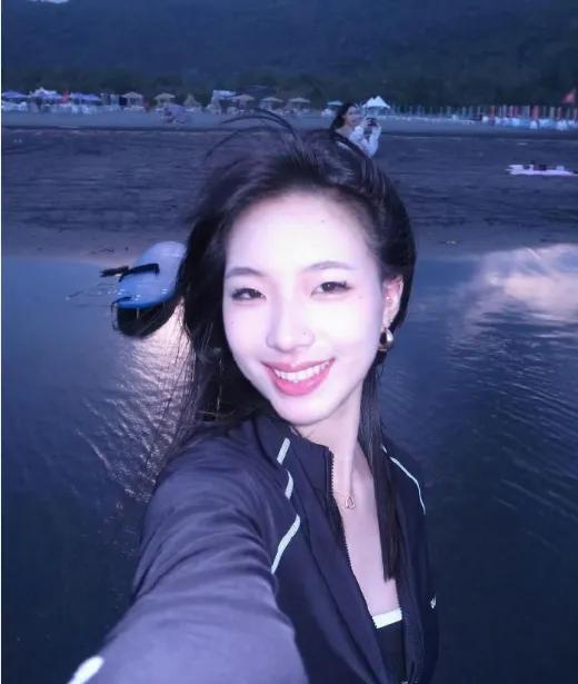  小S大女儿许曦文Elly晒海边照，
她还戴了脐钉。
在美国留学的她，
看起来很