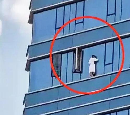 上海，一女子在情人节当天同情夫来到酒店约会，岂料被丈夫发现，丈夫随即带领三名朋友