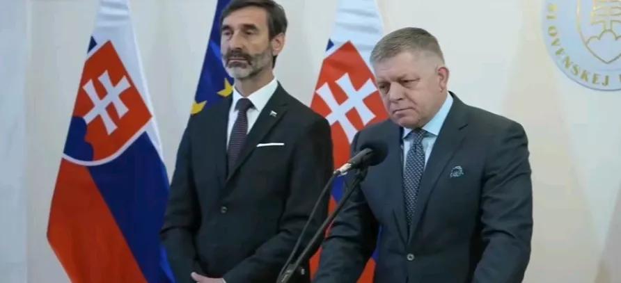 欧洲新闻网报道，当地时间27日，斯洛伐克总理菲科，斯洛伐克外长布拉纳尔，在一场记