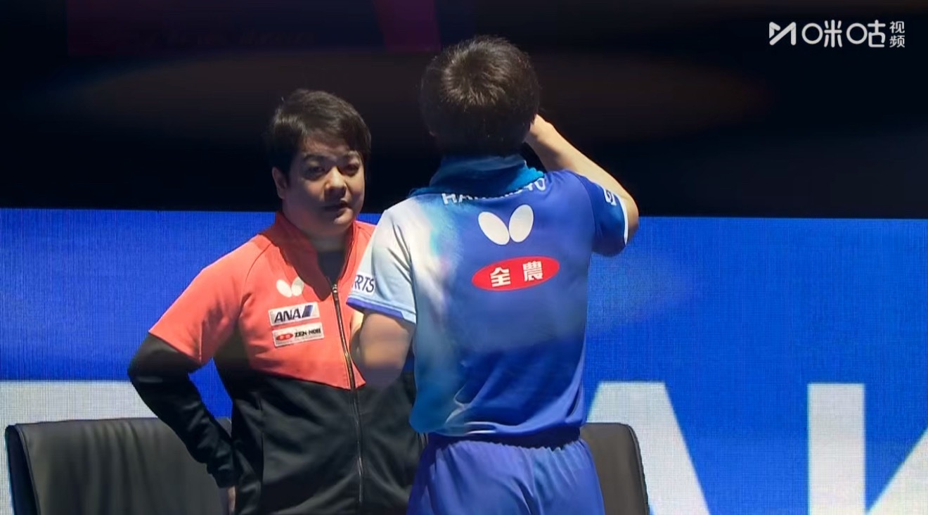 张本智和1-2黄镇廷纸盒的头发长了 应该剪剪了 