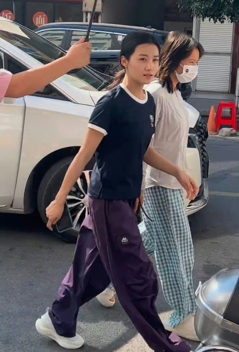 卢煜晓这哪里看出来是女明星啊，长得也太普通了，到底是怎么混进内🐟的 ​​​