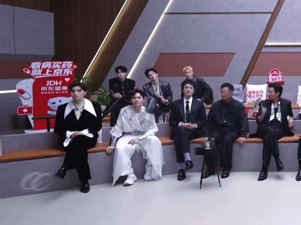 余文乐披哥拒绝唱跳 每次看嘎子哥站着唱歌，我都在脑补他跳起来的样子。披荆斩棘的哥