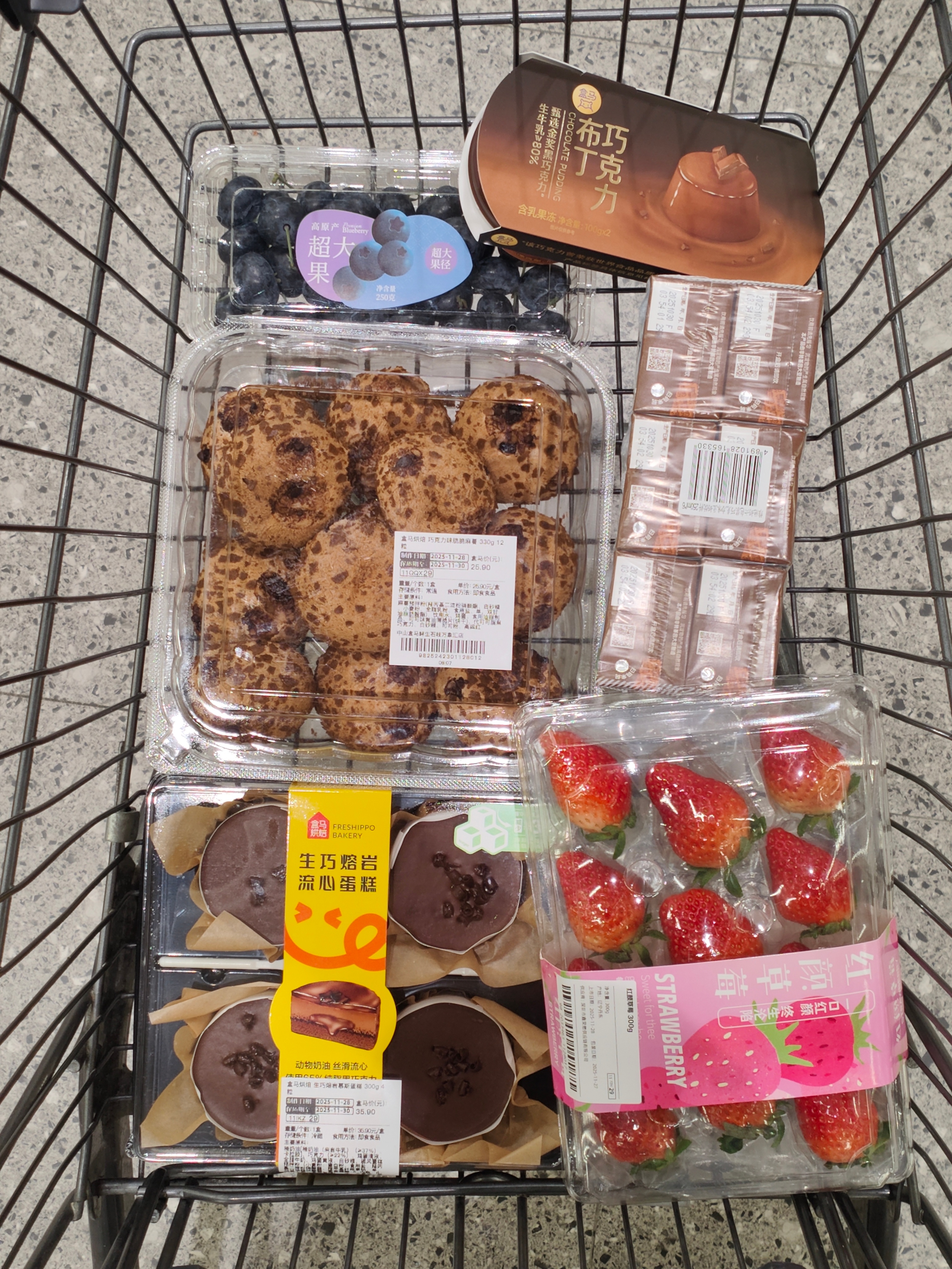 我说想吃巧克力蛋糕我一下班就去买了，还买了红颜草莓超大蓝莓巧克力布丁巧克力豆奶巧