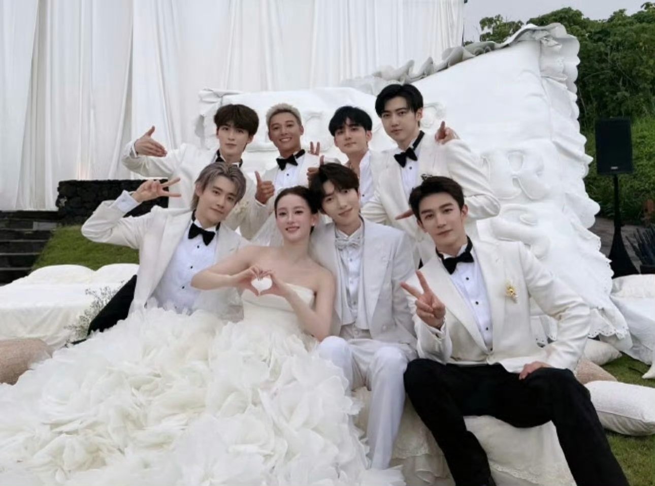 R1SE结婚的就是比没结的成熟浙江卫视跨年晚会 看R1SE总结年度画风就懂了！周