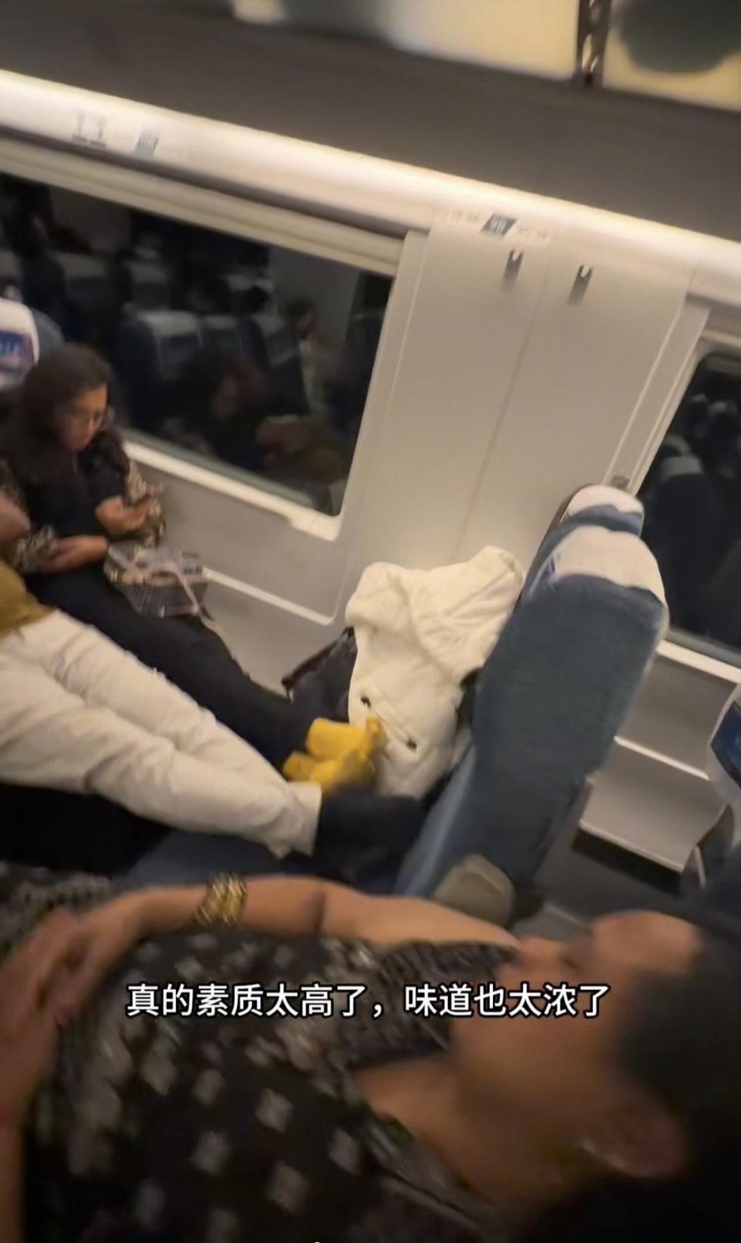 一辆开往中国著名旅游景区张家界的高铁上，一群印度人买的是坐票，却把邻近的座椅霸为