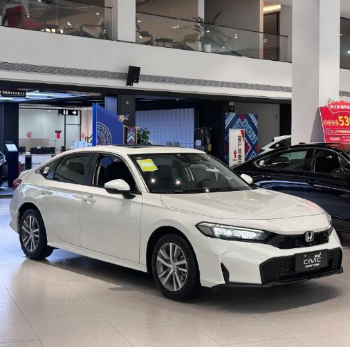 这款本田思域最有个性的地方肯定是前脸了，与Type-y属于同款，战斗感非常的激烈