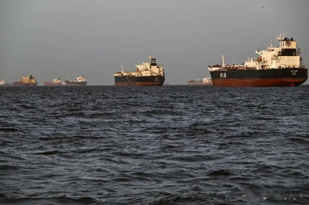 4月17日傍晚，伊朗外长阿拉格齐在社交媒体上发了一条消息：霍尔木兹海峡“完全开放