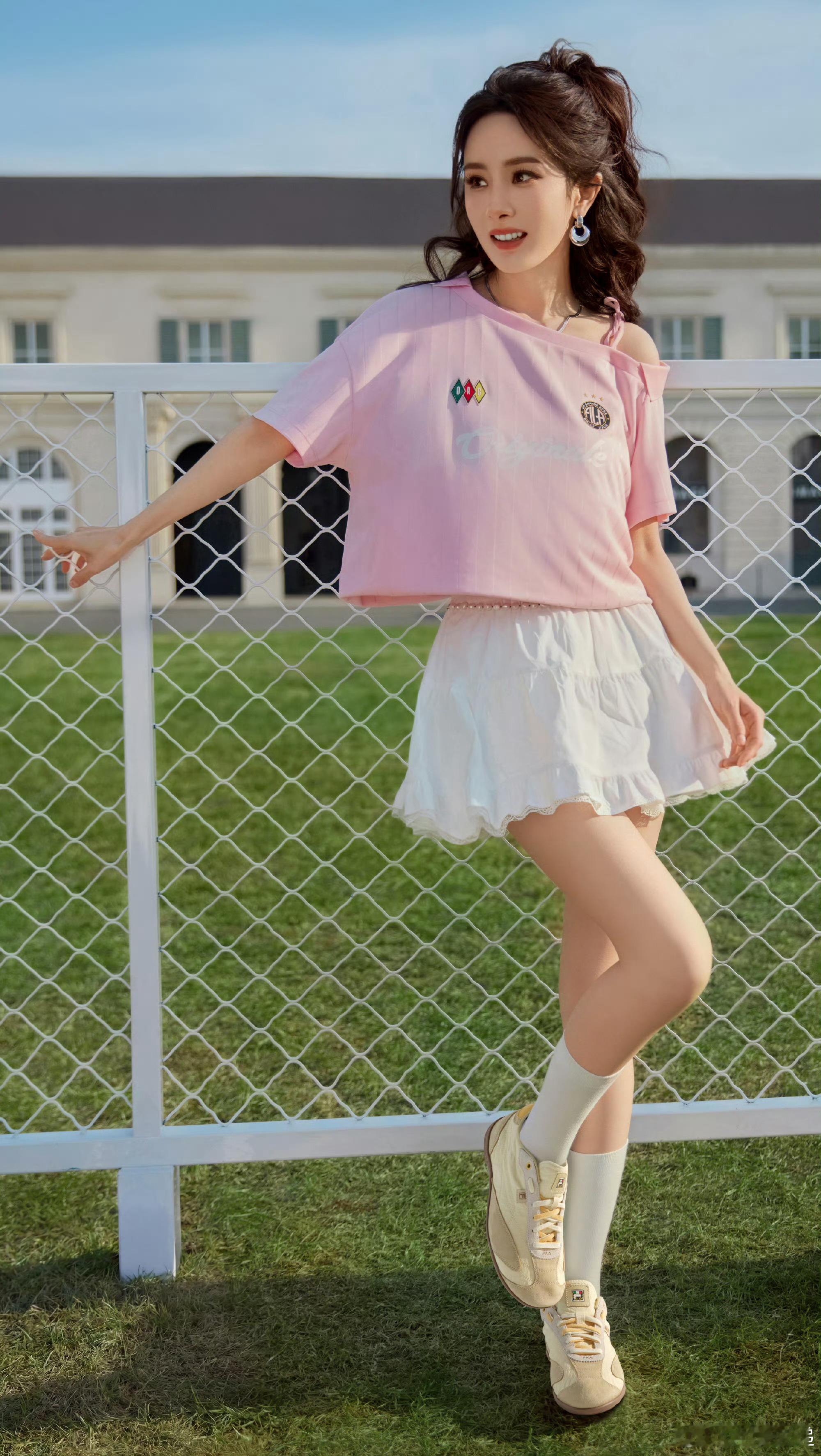 杨幂的穿搭功力恐怕在我之上穿搭这一块杨幂已然了如指掌简简单单一套运动装，杨幂靠配