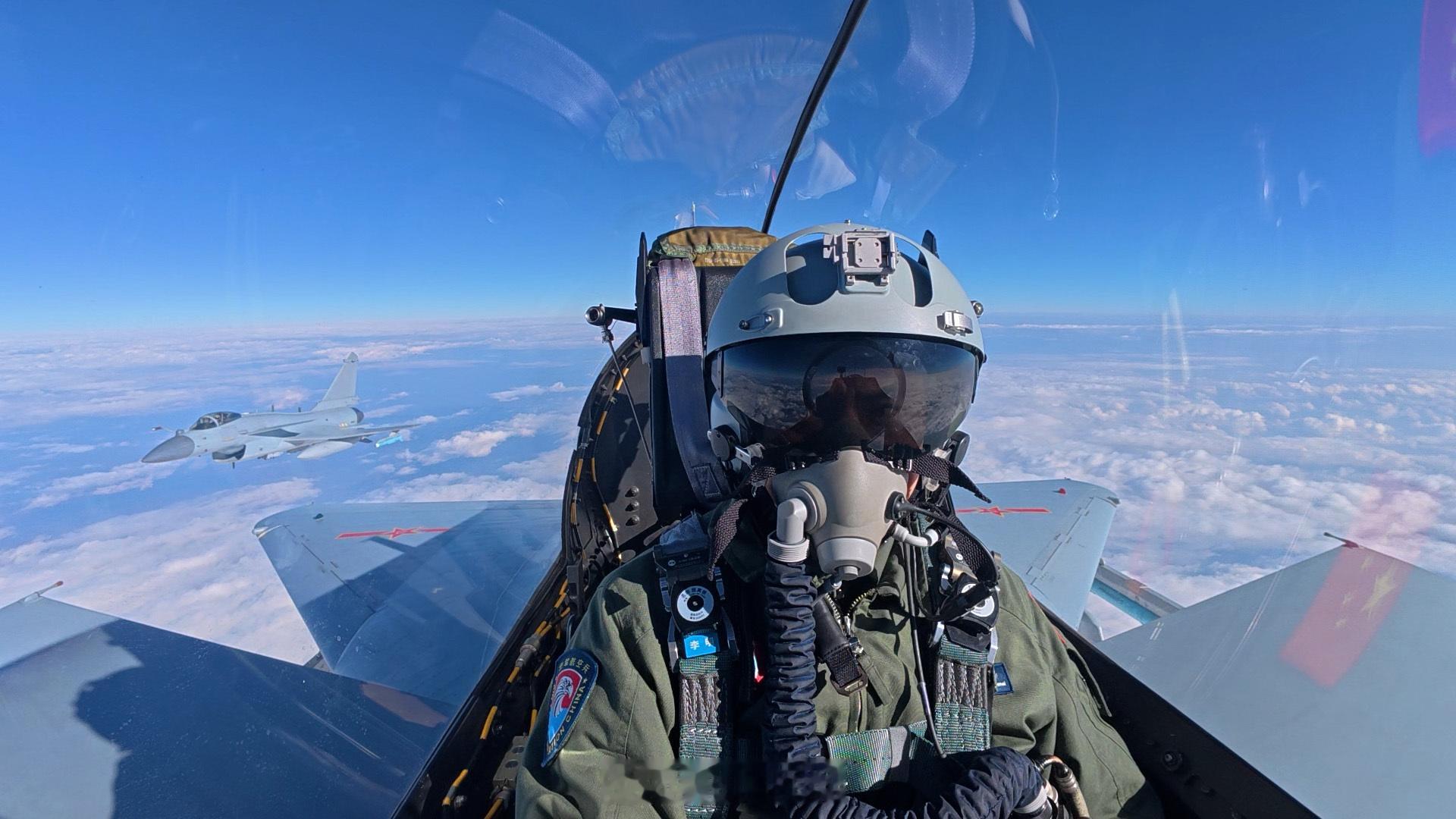 【一键收藏！空中版战机大片上新】近日，空军某部在西南高原组织多兵种联合对抗演练。