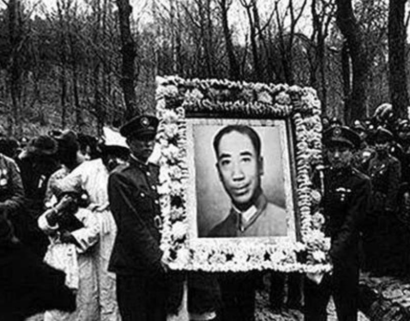 1946年戴笠身亡，留下不少财物和旧人，毛人凤一样不碰，就连向影心也被送进精神病