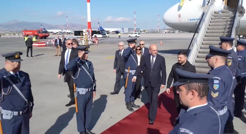 11月16日，泽连斯基抵达希腊访问！
令人意外的是希腊举行高规格的欢迎仪式迎接泽