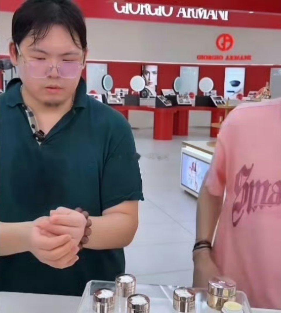 向佑看起来确实有些心理压力，如果说是躯体化症状也不严谨，但是肯定的是确实生活的不