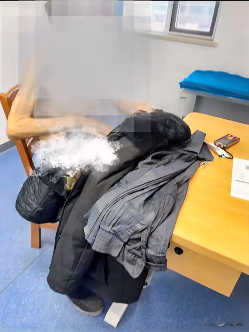 湖北武汉，女子到医院看完病准备坐电梯离开时看到边上有个老爷爷，他面露难色，身上的