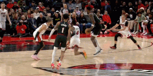 NBA赛场镜头：
  艾顿这个下落，真吓人！如果右手明显折了一下，万幸，身体没坐