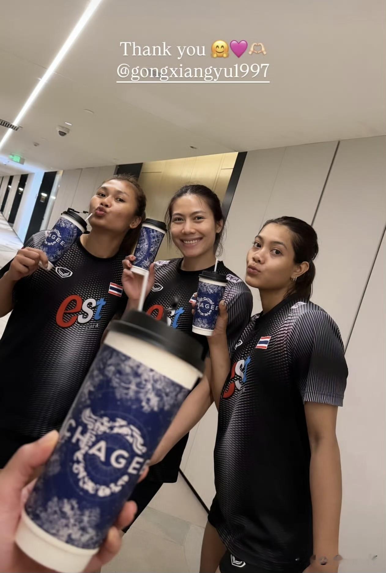赛场上是对手，赛场下是朋友！中泰女排姐妹花！泰国女排今日在南京进行适应场地训练，