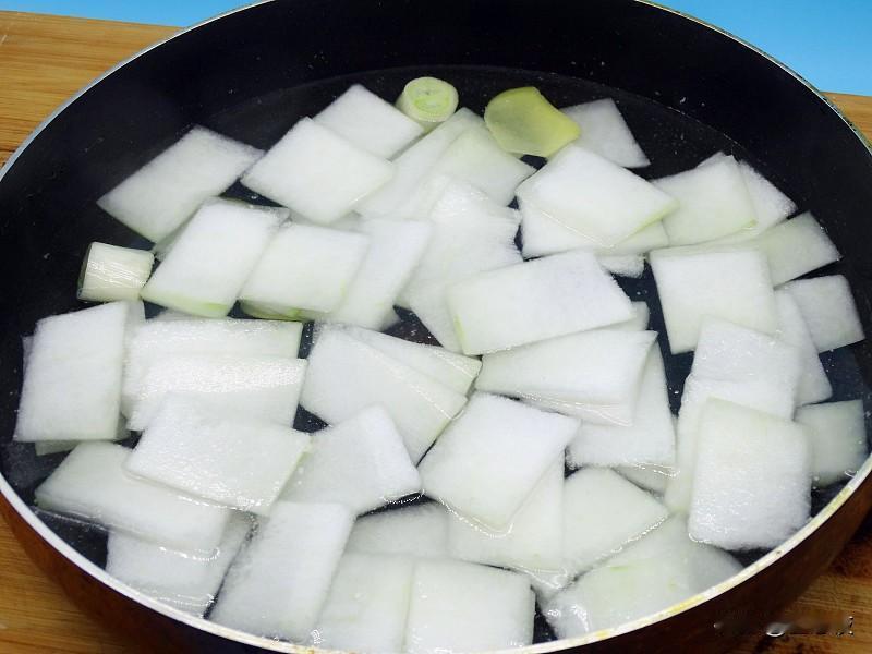 ✅核心出锅前调味：少许生抽提鲜、一点点白糖中和咸鲜、几滴香醋增香，喜欢的可以撒白