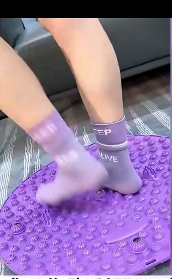 最近，上海一位女士的经历让不少人倒吸一口凉气——她在家跟着视频踩趾压板，本想助眠