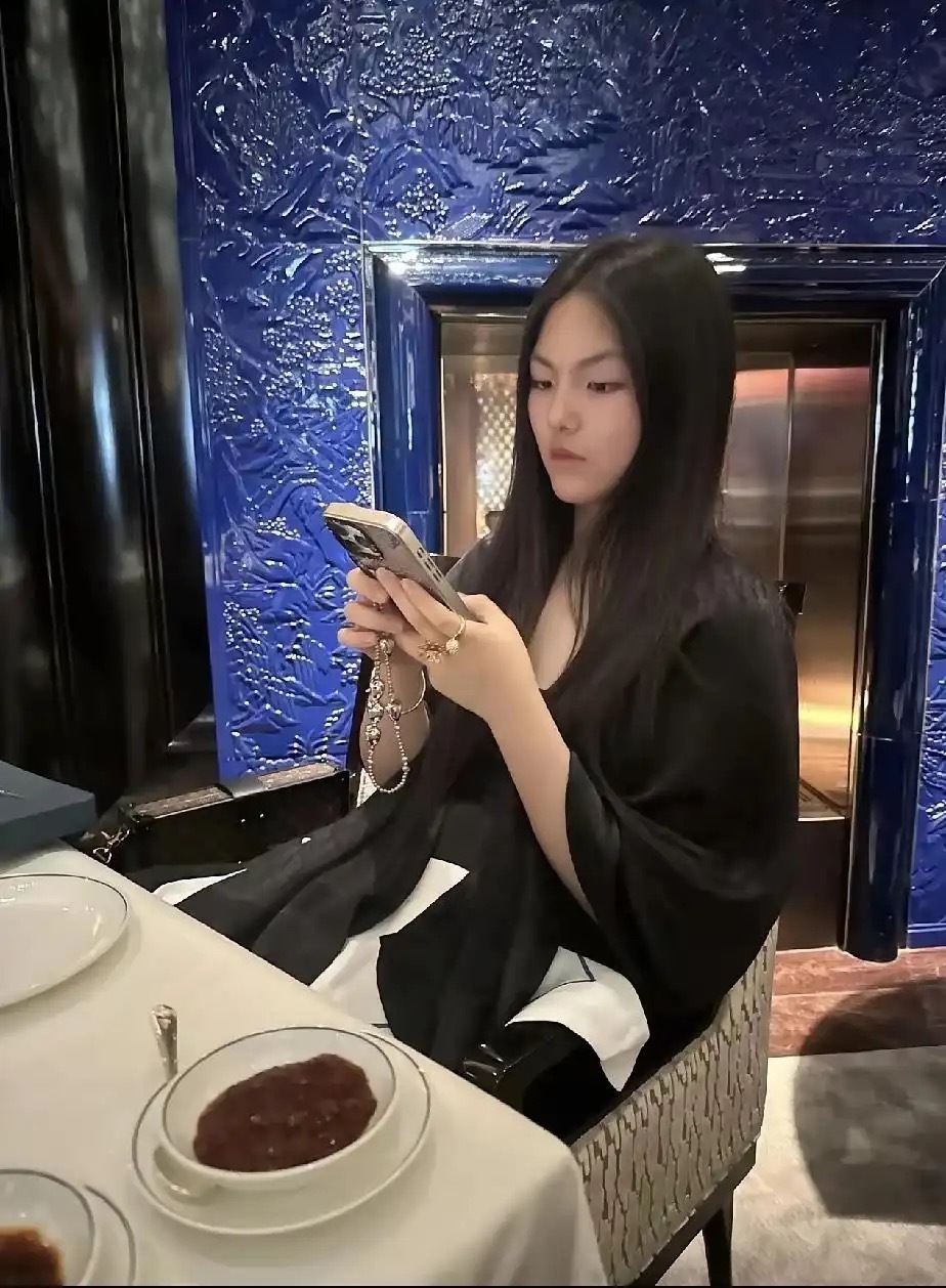这是往名媛方向发展呀，比名媛还名媛了。 ​​​
