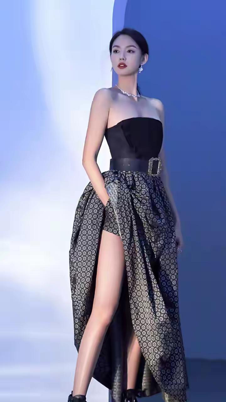 优雅黑裙秀，尽显时尚魅力！