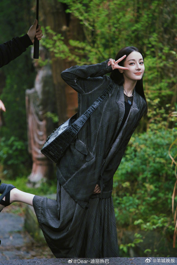 【谁是冬装氛围感穿搭之神？】无需繁复点缀，寒风中依旧自带焦点，让厚重冬装充满张力