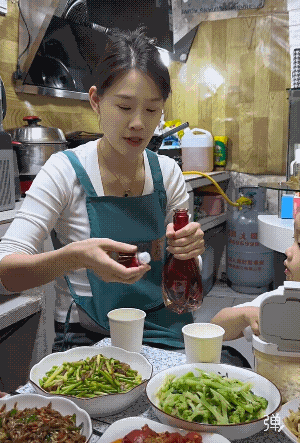 这个媳妇漂亮，贤惠，把每个孩子都收拾得干干净净的！[强]