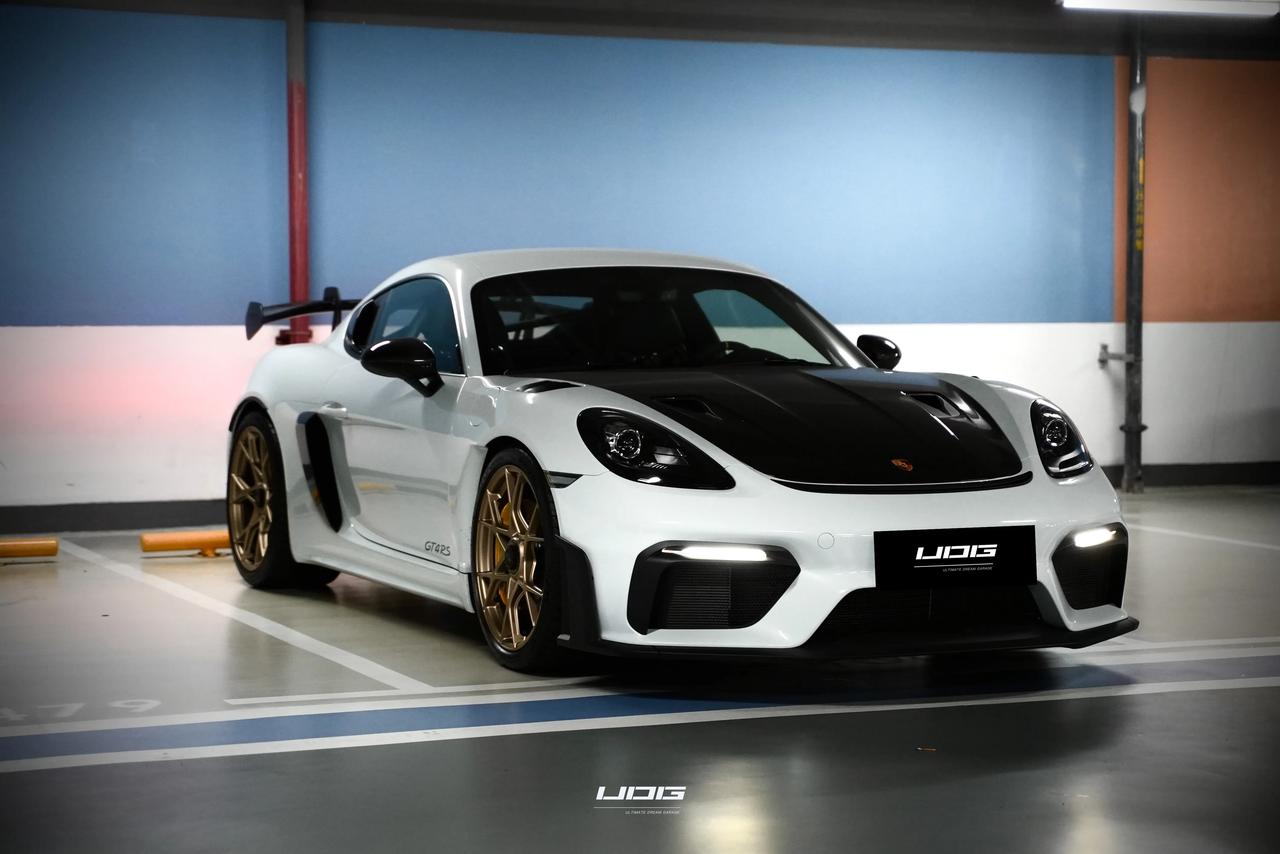 刚收了一台仅仅行驶1000Km的保时捷718 GT4RS 大满配
很多好奇，10