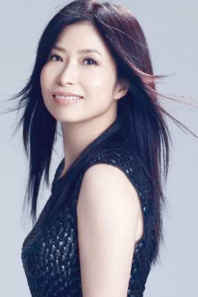 喜欢张小娴的一句话：

“终有一天，我们会接受人生所有的无常聚散，
就像我们终于