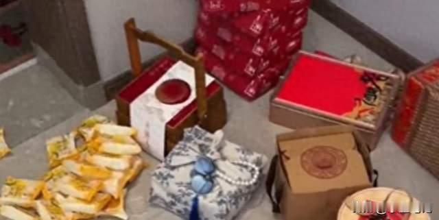 月饼礼盒，正在被年轻人亲手“拆包”