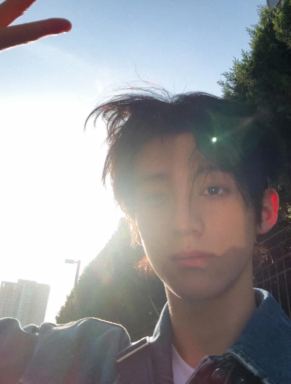 赖伟明看瓦vlog 新vlog太绝了，每帧都是壁纸级美貌，梗多又帅气，自拍更是绝