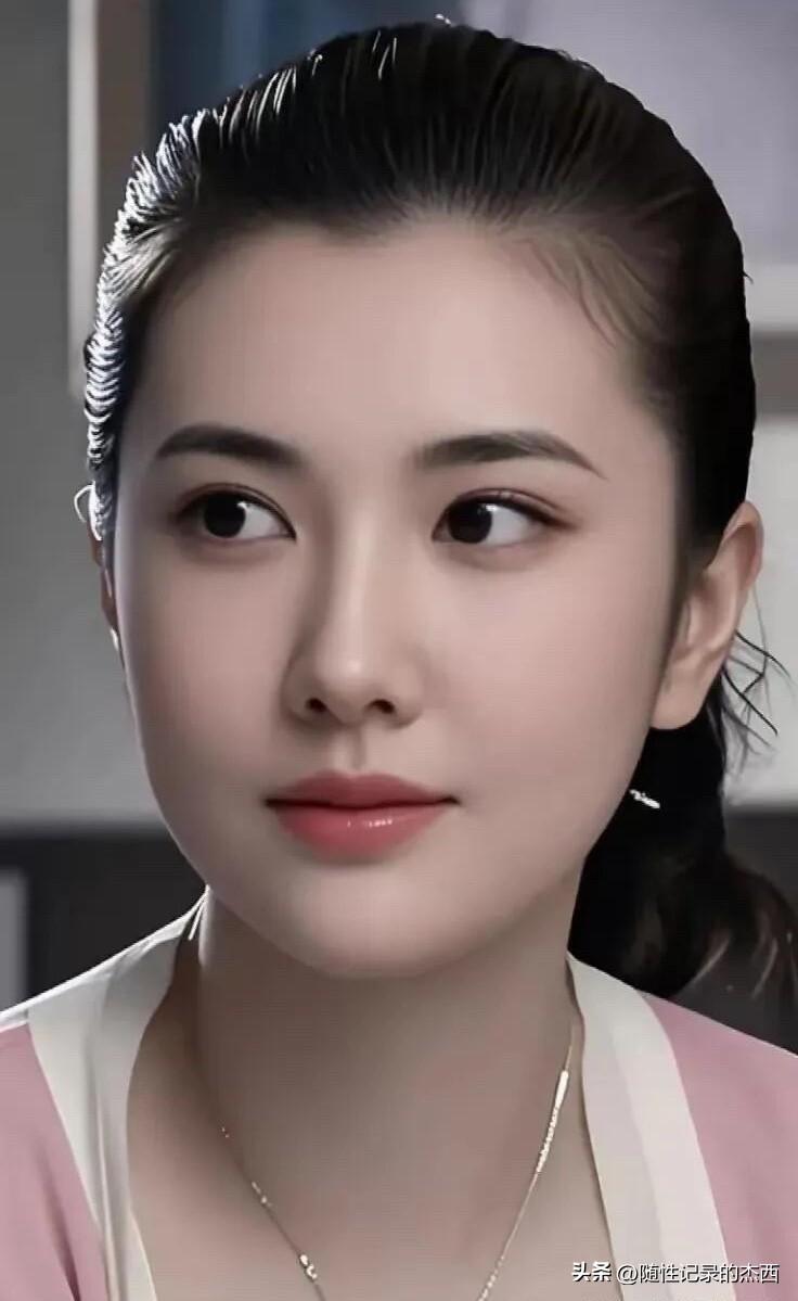 见过她的人都说她漂亮，这样一看她真的是骨相美女，皮肤保养超好，温婉古典，美艳大气