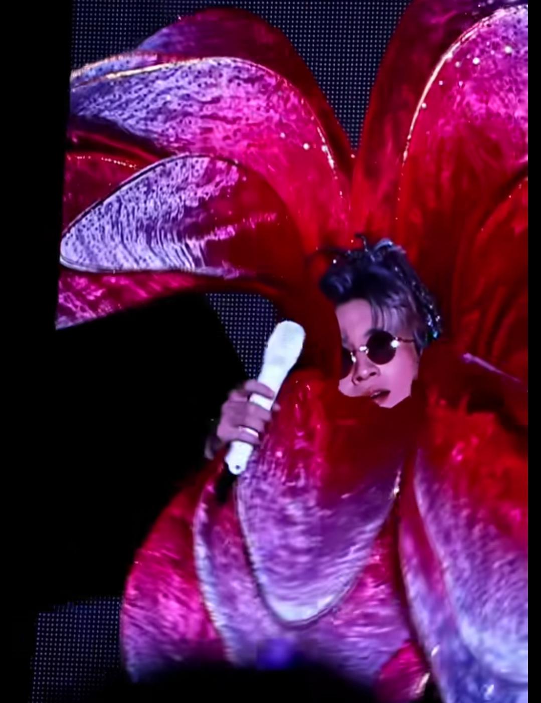 哎呀妈呀，这是要被食人花吞噬了吗？不不不，这是薛之谦演唱会，想问问这是哪个人才想