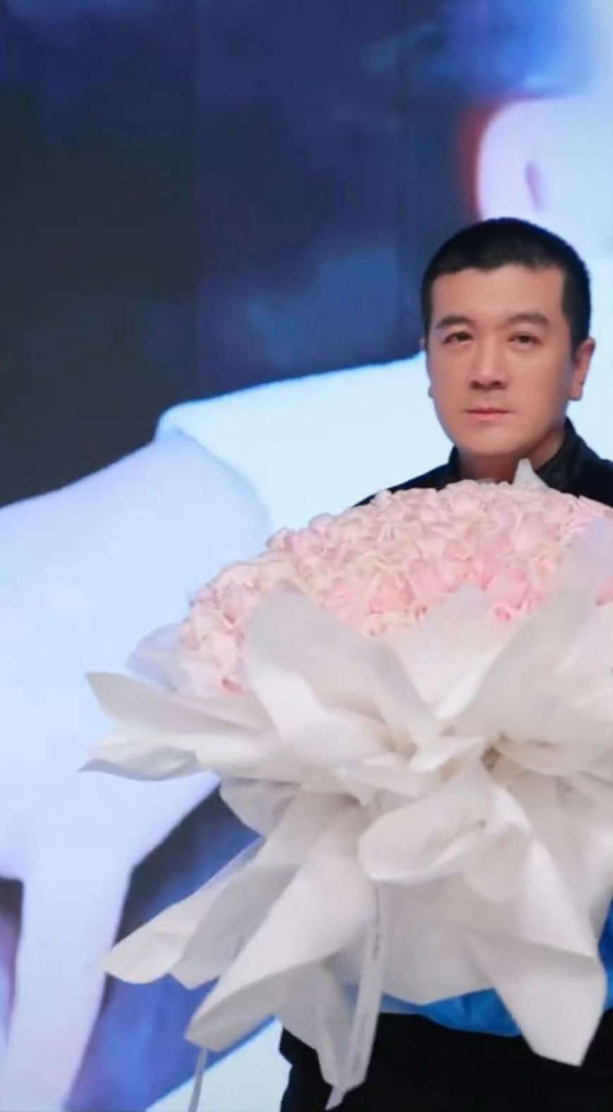 今日听闻杨子宣布向黄圣依求婚，却只说直播间见，这般利用互联网流量的举动真是让人感