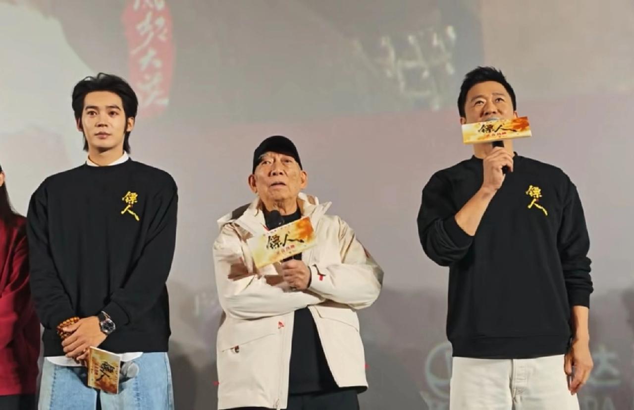 镖人西安路演，来了一大帮人，12个人站一大排，可是除了导演袁和平，主演吴京、于适