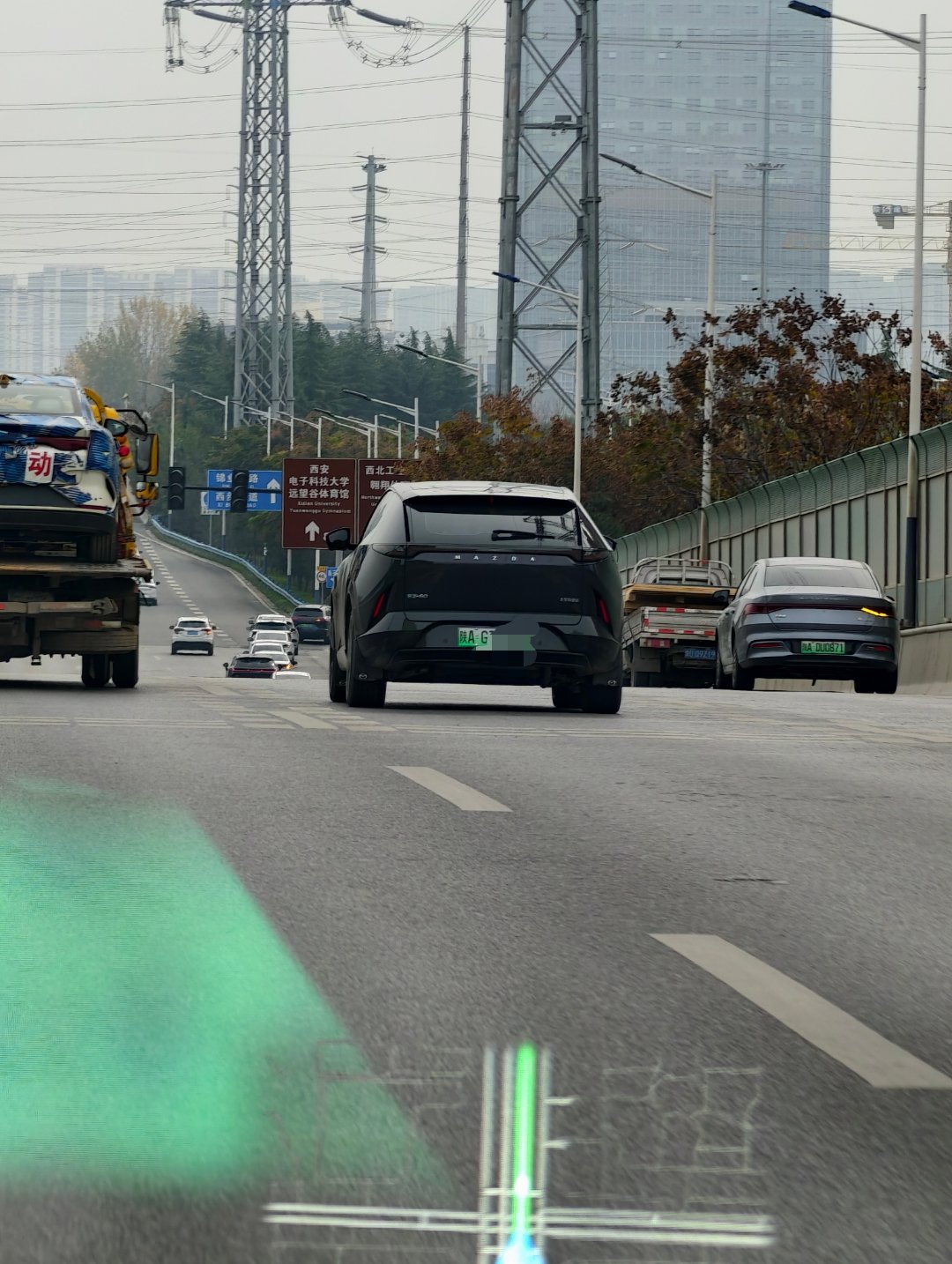 看到一个车，很惊讶不是它饱满的外形而是它这个转向灯也太小了吧🤦♂️马自达EZ6