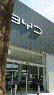 瓜帅也是好起来了，开上进口车了，瓜帅在巴塞罗那喜提新车比亚迪，中国制造走向全球，