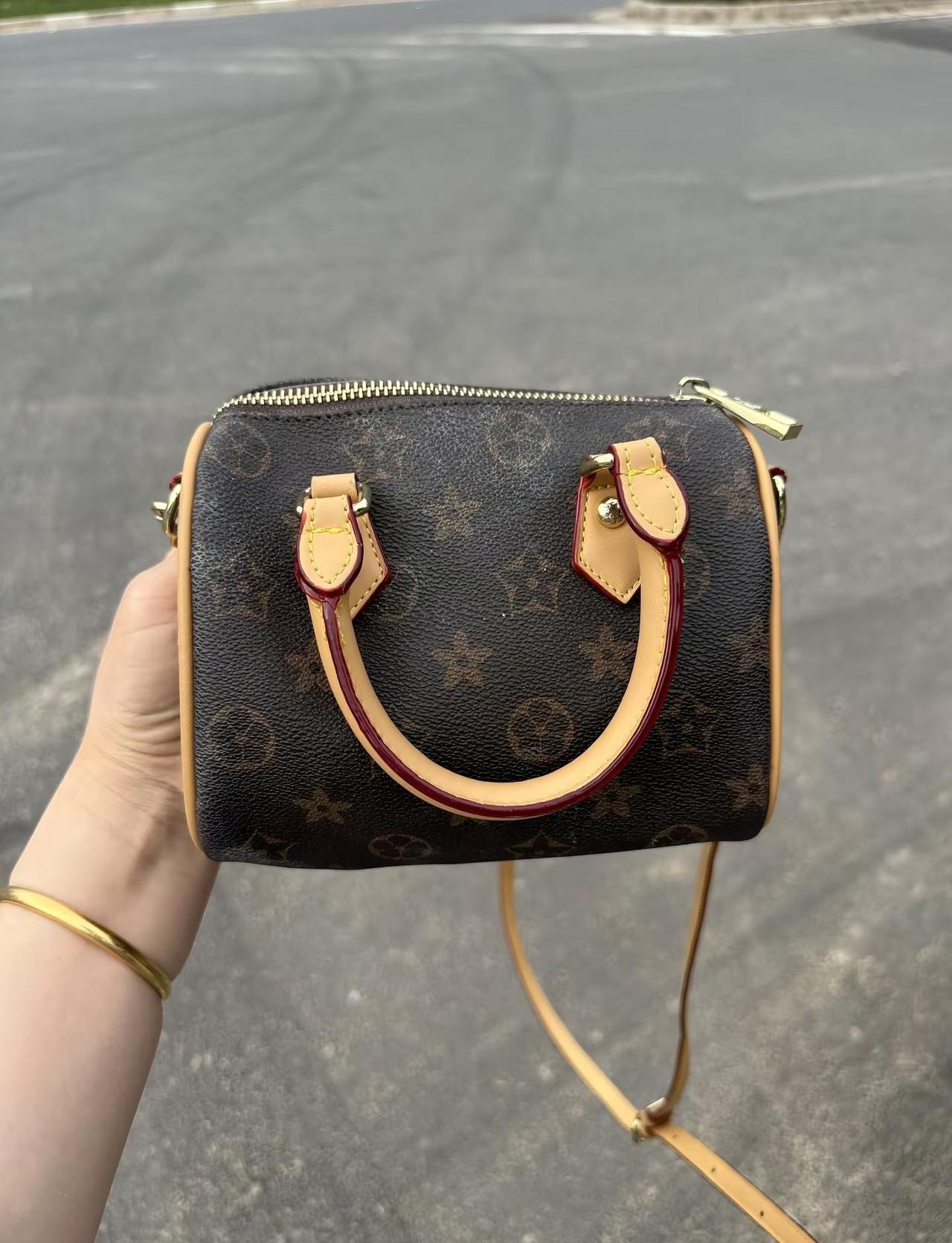 4月4日下午16:15左右五大街与金耀路交叉口捡到一个包，看到了联系我，一个三轮