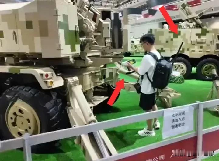 疑似间谍男明目张胆的翻越围栏扫描军事设备。珠海航展现场发生的一幕！该男子持专业扫