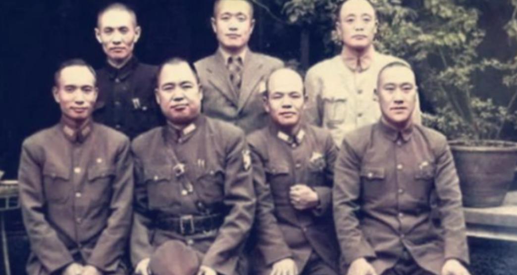 1975年4月，蒋介石病死，在香港的关麟征非常悲痛，带着妻子去吊唁。一下飞机，黄