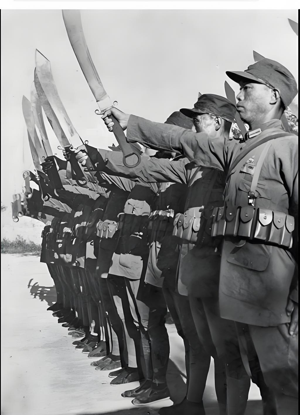 放在冷兵器时代，这把刀刃宽厚、刀环挂红绸的大刀算不算一款“先进的武器”？

你如