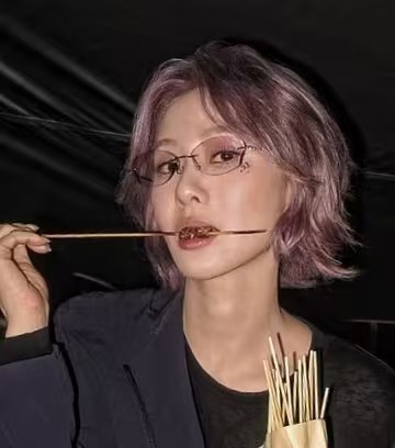 有点像六十岁的姨姨刚做完拉皮正在修复期cos新白玉兰视后 
