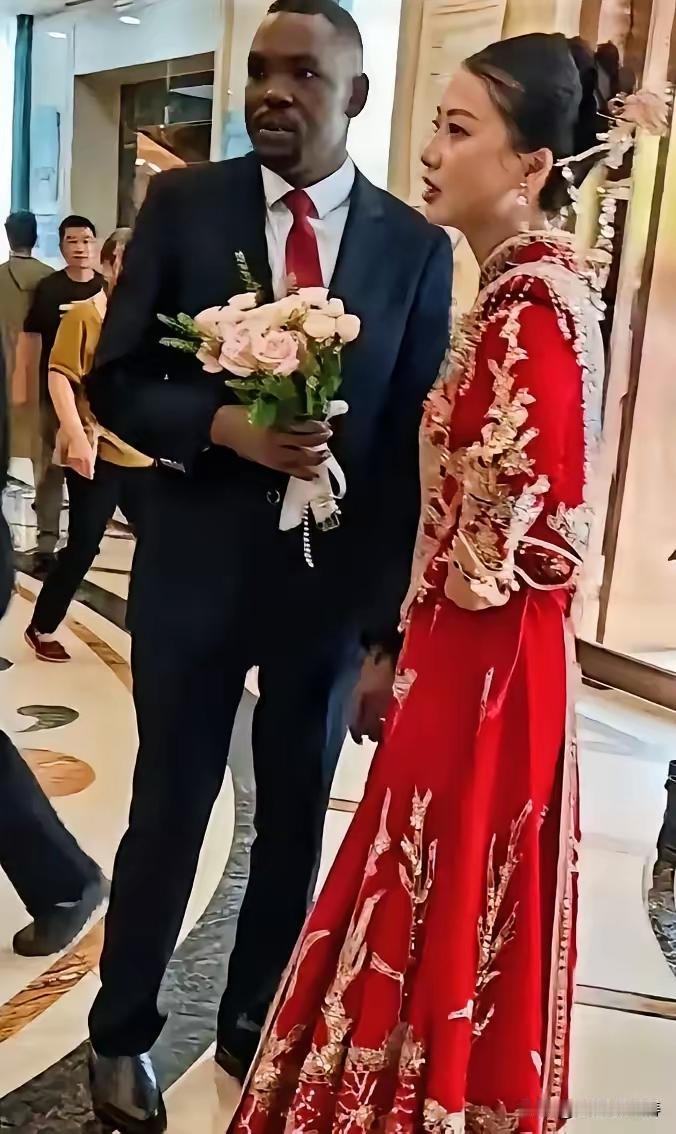 图中一对夫妻在酒店门□早早地等待亲友的祝福，可惜等了一上午，没有任何一个亲友到场