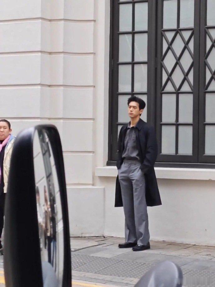 网友香港街头偶遇李现网友香港街头偶遇李现拍摄 网友香港街头偶遇李现，黑风衣被风吹