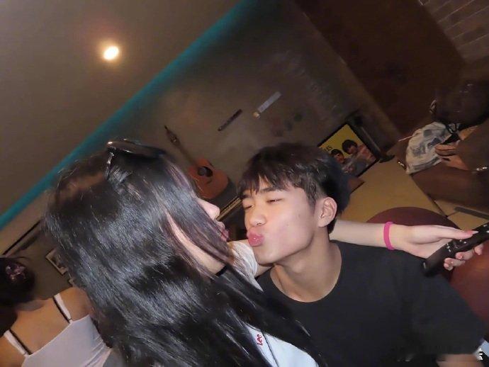 曹格儿子宣布恋情曹格儿子晒和女友合照 近日，儿子Joe晒出和两个女生合照，被问最