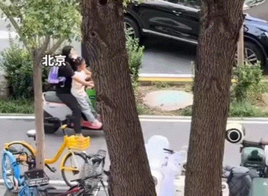 一开始谁也没想到，北京街头的一次骑车剐蹭，居然能反转三次。
马路上，一个妈妈骑着