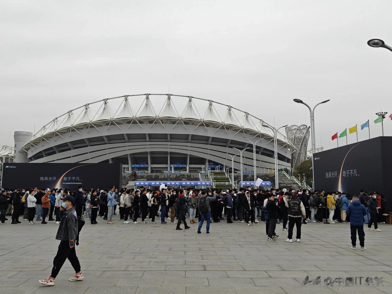 来大武汉参加2023魅族秋季无界生态发布会了！会场外的领克08和吉利银河E8格外
