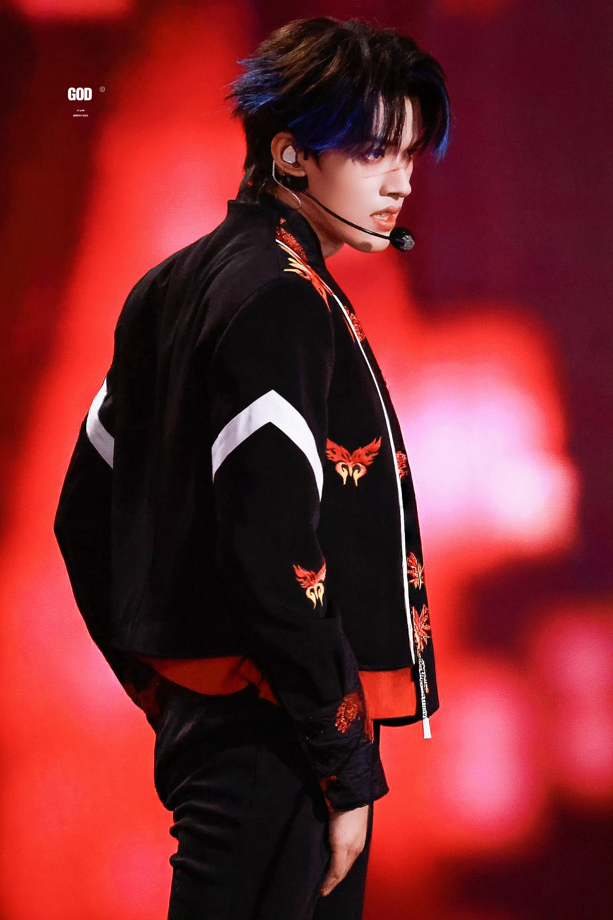 张极蓝发挑染张极既酷帅又带着点不羁，随便一个眼神，就能把人迷得晕头转向，这颜值和