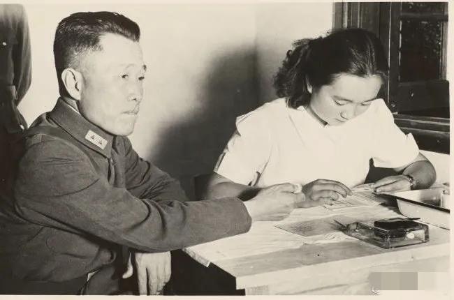 1944年，杜聿明将军在昆明，义务献血时，一张珍贵的留影

在烽火连天的抗战岁月