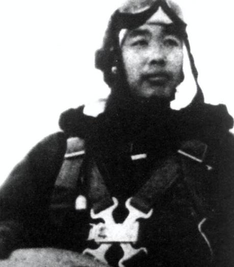 1951年，志愿军飞行员华龙毅被美军战机击落，身负重伤降落在一个山头，就在这时，