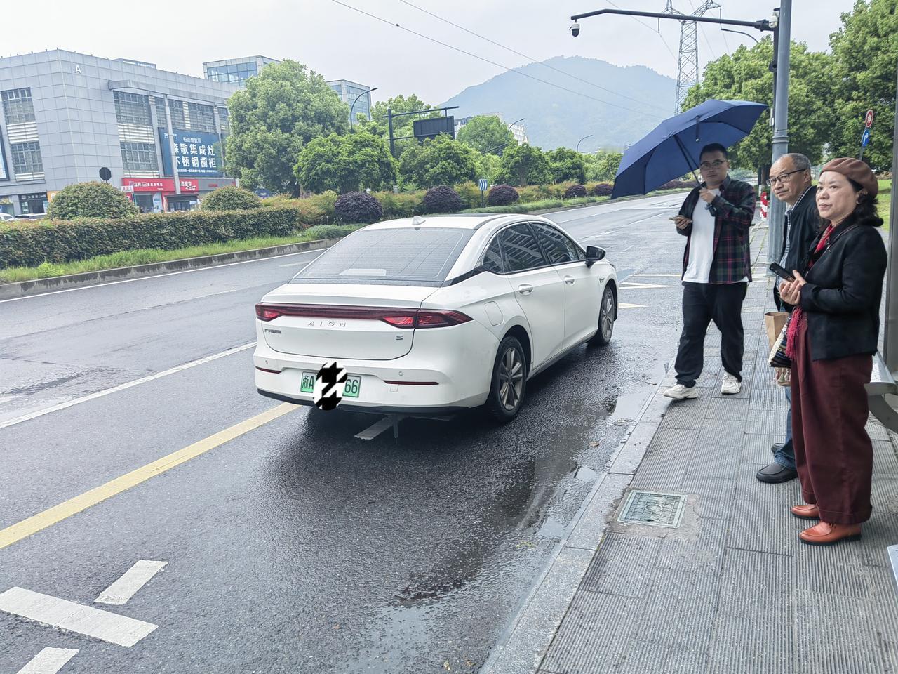 就有人这么牛、这样乱停车，是不是可以在公交车站装监控，进行监督、记录在案。
有“
